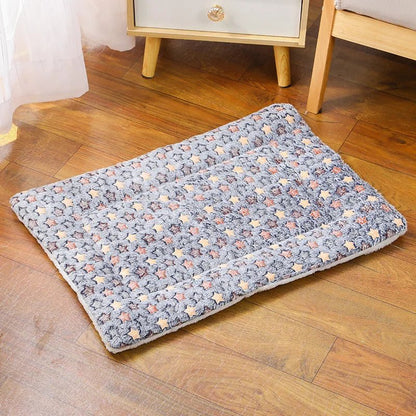 Pet Autumn Winter Warm Thick Sleeping Mat Pet Dog Sofa Mat Elastic Cat Soft Bed Mat blue sky Sofa Beds 冬季 多尺寸 宠物 弹性 暖和 PetLiveliest